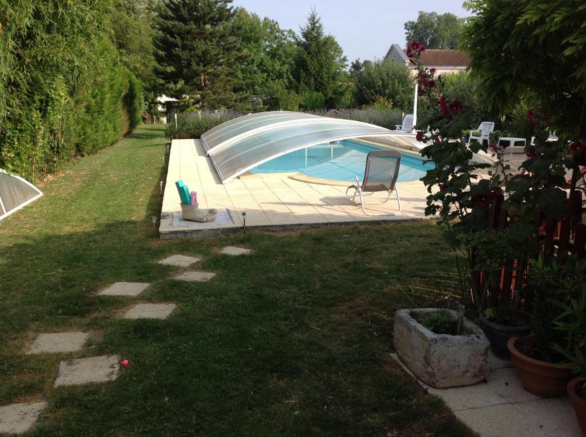 Studio Avec Piscine Privee Jardin Clos Et Wifi A Saint Jean D'Angely Kültér fotó