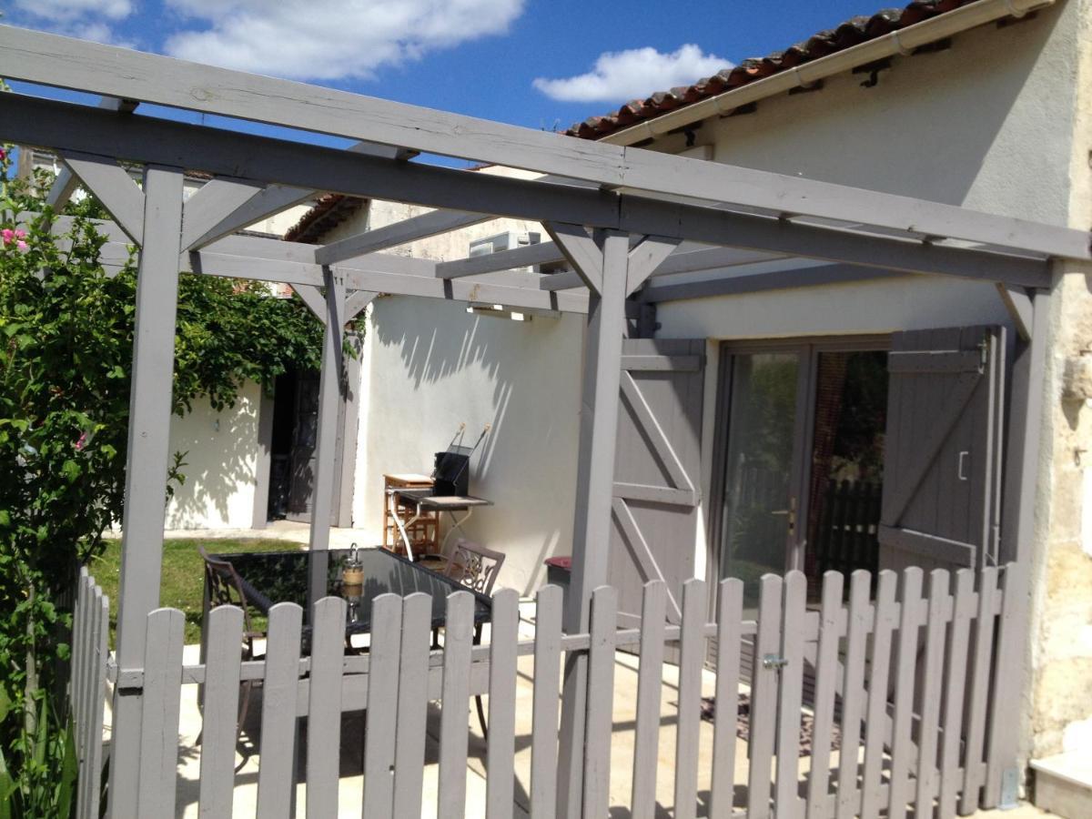 Studio Avec Piscine Privee Jardin Clos Et Wifi A Saint Jean D'Angely Kültér fotó