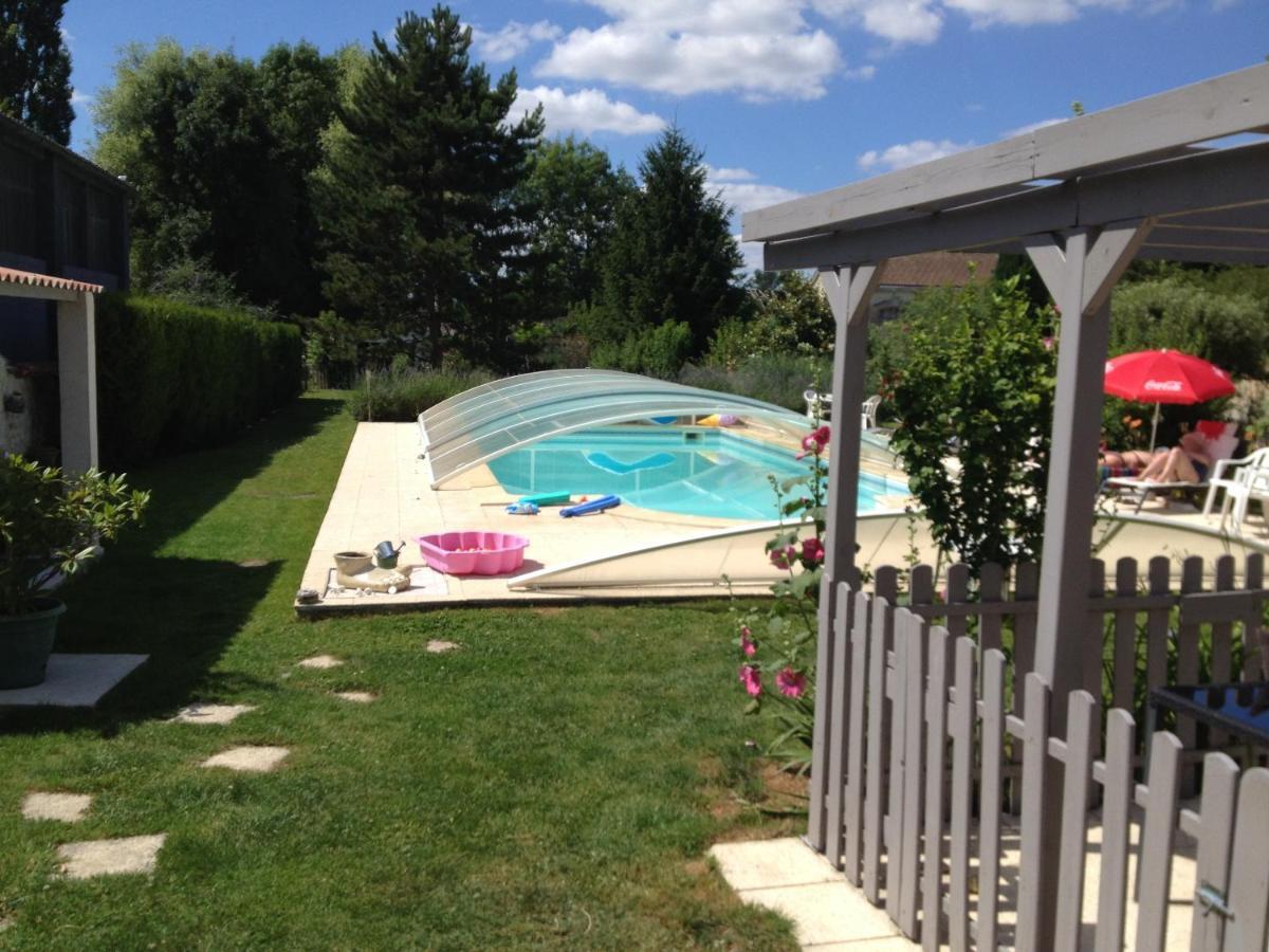 Studio Avec Piscine Privee Jardin Clos Et Wifi A Saint Jean D'Angely Kültér fotó